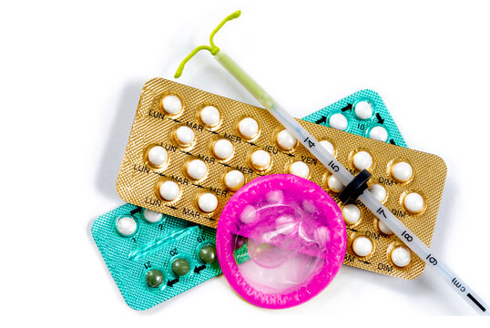 Moyens contraceptifs vue de dessus sur fond blanc.