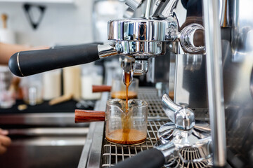 Coffee water from the coffee machine flows into the measuring cup placed.