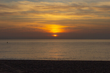 Amanecer con nubes en playa