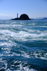 鳴門海峡の激しい渦潮