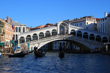 Fototapeta na wymiar Pont du Rialto et gondoles