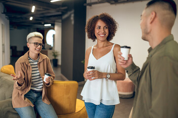 Naklejka premium Joyous company employees involved in a conversation