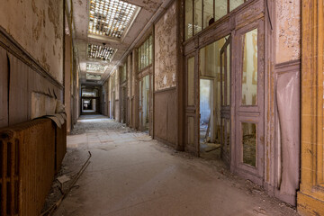Korridor eines alten verlassenen Gebäudes mit den verfallenen Türen