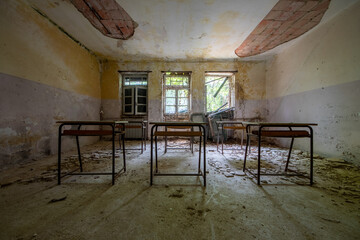 Verfallenes Klassenzimmer in einem verlassenen Kinderheim