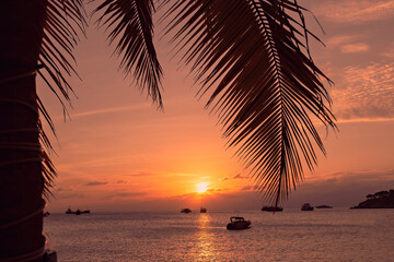 Naklejka na ściany i meble Spectacular sunset at the beach, Koh Tao, Thailand