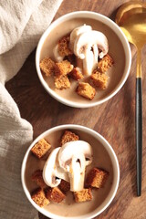 velouté de châtaignes, pain d'épices et champignons
