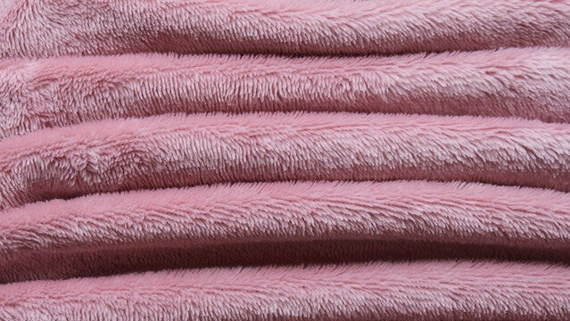 Fondo de manta de algod&oacute;n rosa peluda plegada con  textura caliente y suave 