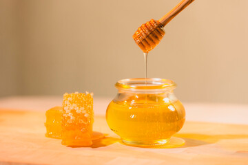 Fließender Hönig in Gold