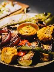 Plato de verduras variadas y coloridas hechas a la parrilla