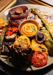 Plato de verduras variadas y coloridas hechas a la parrilla