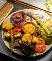 Plato de verduras variadas y coloridas hechas a la parrilla