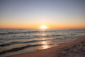 Obraz premium Blue and Orange Sunset over the Gulf of Mexico