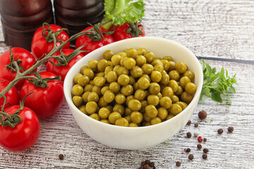 Canned sweet green peas conserve