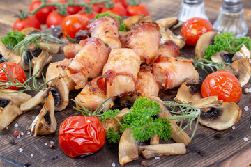 Grilled bacon-wrapped chicken tenders with rosemary and grilled vegetables 