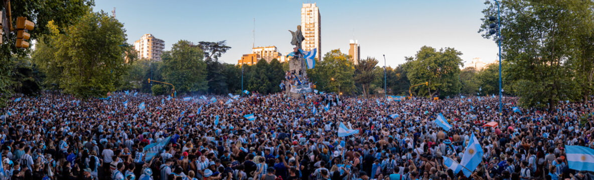 Celebraci&oacute;n Argentina gana la Final del Mundial 2022 Catar, Festejo en el Monumento a San Martin en Mar del Plata, futbol, Dron, Drone
