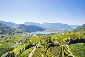 Weinberglandschaft rund um den Kalterer See im S&uuml;den S&uuml;dtirols