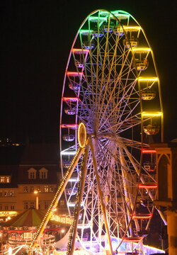 Beleuchtetes Riesenrad auf dem Erfurter Weihnachtsmarkt 