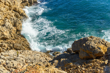 Fototapeta na wymiar Beautiful shore of the blue sea with stones