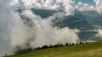 Alpenpanorama mit tiefhängenden Wolken in Österreich