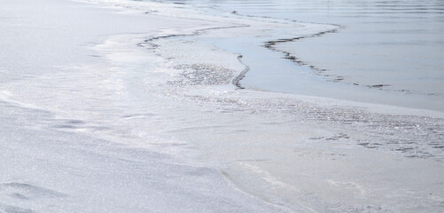 Obraz premium Shiny snow beach on a beautiful winter day.