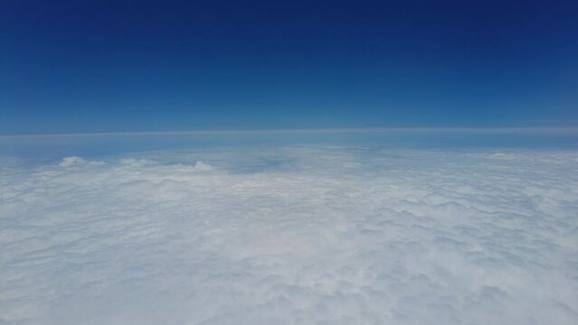 Sobrevoando nuvens com um lindo seu azul.
