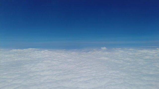 Sobrevoando nuvens com um lindo c&eacute;u azul.