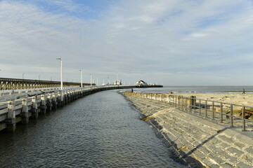 Naklejka premium Le brise lames et les estacades à l'entrée du port de pêche à marée haute à Blankenberge