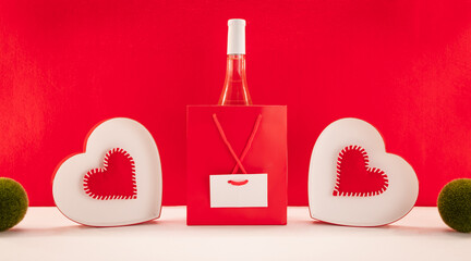Fond d'écran pour la Saint-Valentin avec des cœurs rouges et du vin blanc. Composition romantique...