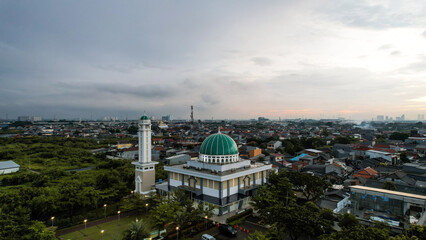 Obraz premium Aerial view of The Largest Mosque jakarta Garden City, Ramadan Eid Concept background, Travel and tourism. 