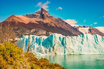 Türaufkleber View over big Perito Moreno glacier in Patagonia with blue sky and turquoise water glacial lagoon, South America, Argentina, in Autumn colors © neurobite