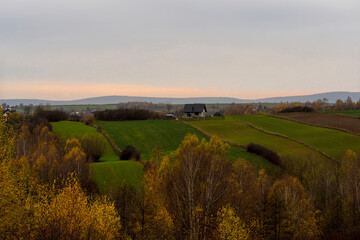 Przepiękny jesienny krajobraz . Góry Świętokrzyskie . Malownicze pola i drzewa z jesiennie...