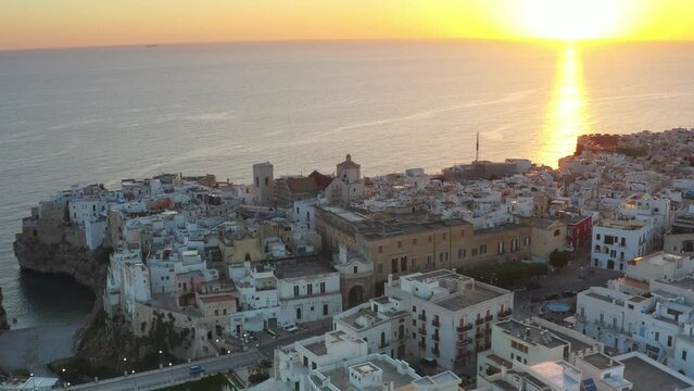 Vista aerea all'alba di Polignano a mare. Un paese a Bari in Puglia