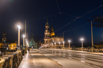 Naklejka na ściany i meble Augustusbrücke in Dresden bei Nacht mit Laternen und Hofkirche