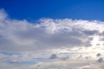 Farbiger Himmel mit spannenden Wolken als Hintergrund