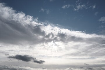 Obraz premium Farbiger Himmel mit spannenden Wolken als Hintergrund