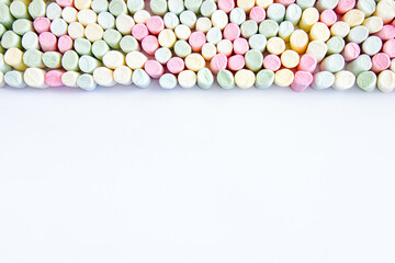 Kolorowe pianki marshmallow na białym tle