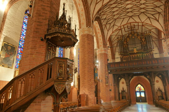 Katedra św. Jakuba. Ambona i organy. Olsztyn. Polska - Mazury - Warmia.