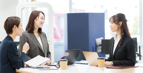 スタンディングデスクで仕事をするビジネスウーマン