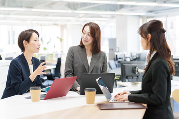 スタンディングデスクで仕事をするビジネスウーマン