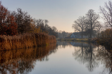 Obraz premium Winter landscape view of white frost in morning, Nature path along the Kromme Rijn river (Crooked Rhine) in Rhijnauwen, Bunnik is a municipality and a village in the province of Utrecht Netherlands.