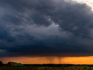 Gewitter und Regen Wolken
