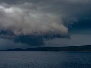 Naklejka na ściany i meble Dunkle Gewitterwolken an der kroatischen Küste