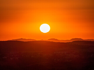 Sonnenuntergang hinter Hügelkette