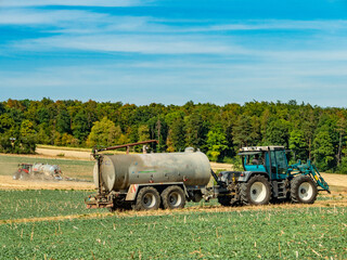 Acker wird bewässert während der Trockenheit