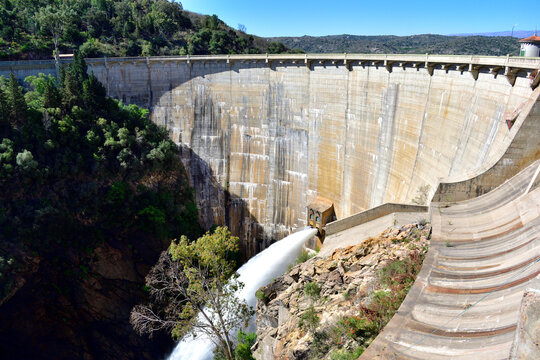Pared&oacute;n de represa hidroel&eacute;ctrica