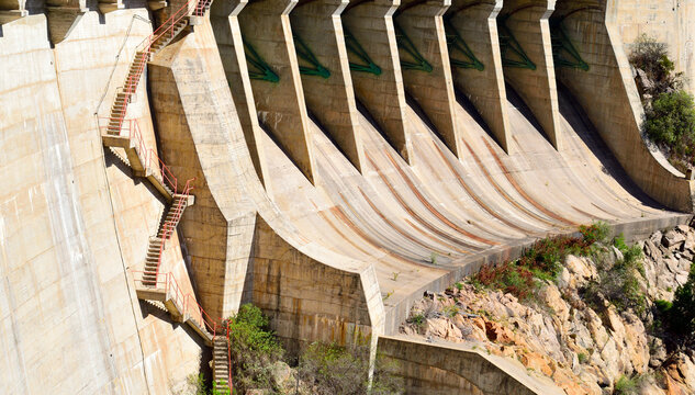 Detalle de paredon de represa hidroelectrica.