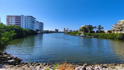 laguna y edificios