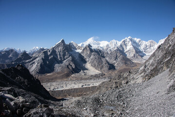 Fototapeta na wymiar Stunning scenery at the Kongma La Pass in the Himalayas of Nepal