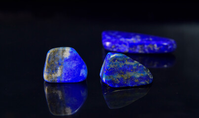 Lapis lazuli is a blue ornament.