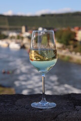 Weinglas Glas mit Weißwein Nahaufnahme Brückenausschank auf der Alte Mainbrücke in Würzburg mit Mundabdruck ungeschönt real
